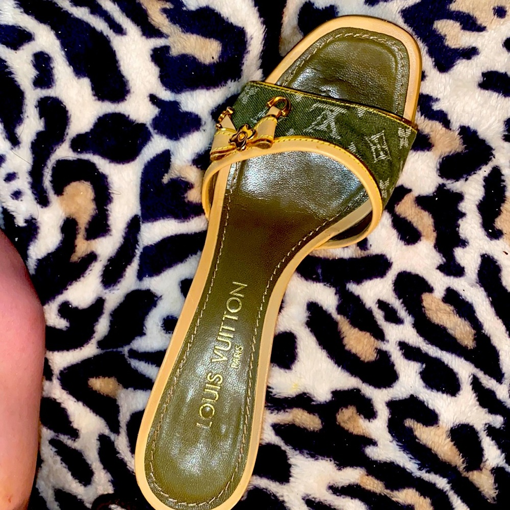 Louis Vuitton heels..💚👠